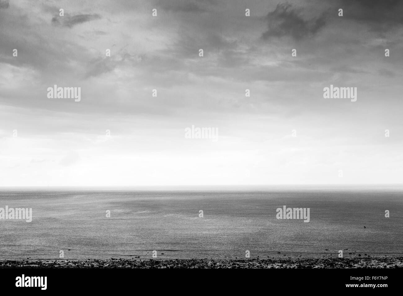 Schuss auf Osten Mersea Island, Blick auf das Meer mit ein stimmungsvoller Himmel als es regnete hart getroffen Stockfoto