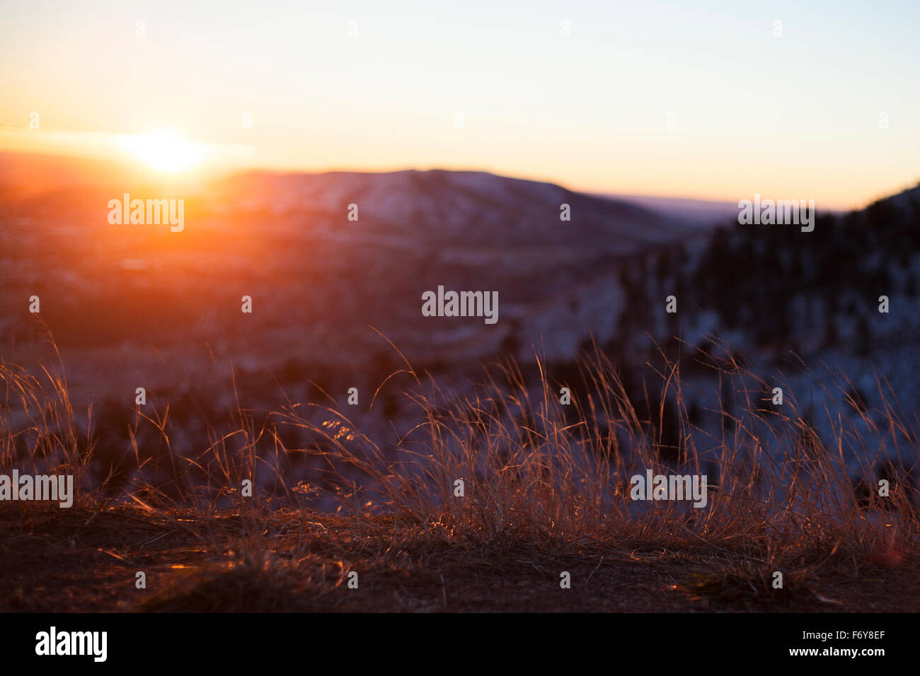 Sonnenaufgang über Denver und die Rocky Mountains Berge im winter Stockfoto