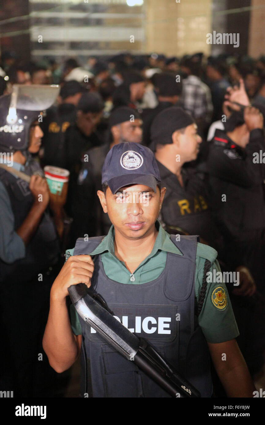 Dhaka, Bangladesch. 22. November 2015.  Sicherheit vor Dhaka zentrale Gefängnis von vorne vor Ausführung der zwei obersten Kriegsverbrecher Salauddin Quader Chowdhury und Ali Ahsan Muhammad Mojaheed in Dhaka am 22. November 2015.Two Kriegsverbrecher, BNP Führer Salauddin Quader Chowdhury und Jamaat-e-Islami Secretary general Ali Ahsan Mohammad Mojaheed, zur gleichen Zeit für ihre Verbrechen gegen die Menschlichkeit in 1971 ausgeführt wurden , sagt Gefängnis-Beamter. Sie wurden hingerichtet um 12:55 Uhr Sonntag in Dhaka zentrale Gefängnis, sagte Generalinspekteur des Gefängnisses Syed © Z © ZUMA Press, Inc./Alamy Live N Stockfoto