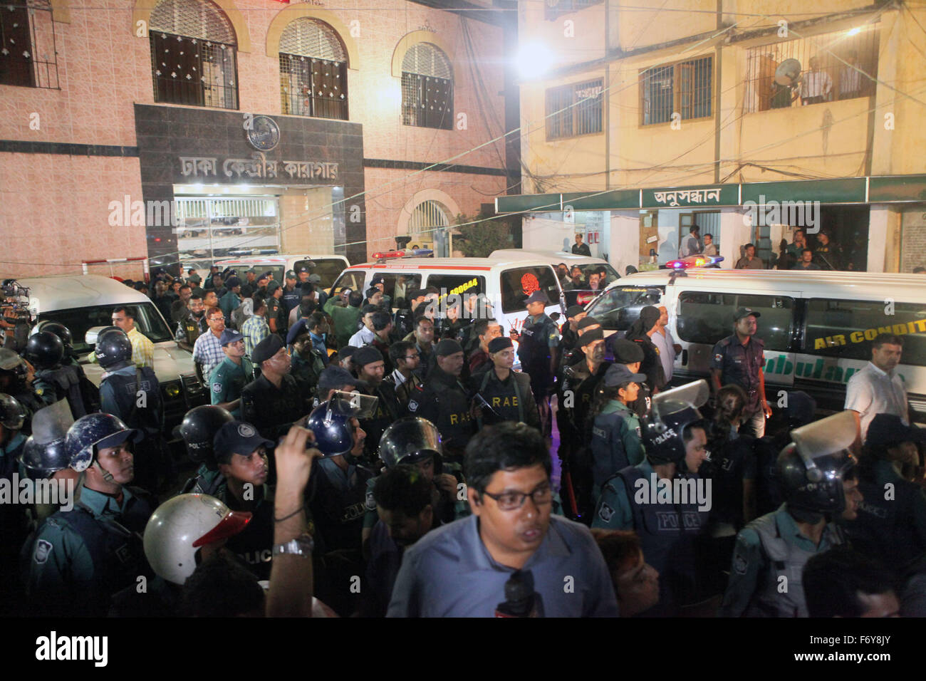 Dhaka, Bangladesch. 22. November 2015.  Eine Mbulances geben Sie ins Gefängnis, Leiche von Kriegsverbrechern Salauddin Quader Chowdhury und Ali Ahsan Muhammad Mojaheed in Dhaka am 22. November 2015.Two Kriegsverbrecher, BNP Führer tragen Salauddin Quader Chowdhury und Jamaat-e-Islami Secretary general Ali Ahsan Mohammad Mojaheed, zur gleichen Zeit für ihre Verbrechen gegen die Menschlichkeit in 1971 ausgeführt wurden, sagt Gefängnis offizielle. Sie wurden durch den Strang um 12:55 Uhr Sonntag in Dhaka zentrale Gefängnis hingerichtet, sagte Generalinspekteur des Gefängnisses Syed Iftekhar Uddin.Both davon waren © ZUM © ZUMA Press, Inc./Alamy Live N Stockfoto