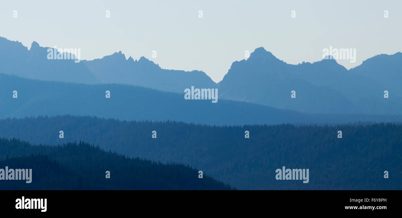 Sawtooth Mountains im Dunst in der Nähe von Waldbränden. Stockfoto