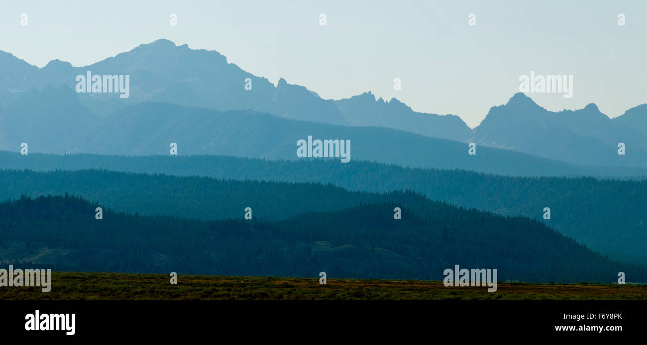 Sawtooth Mountains im Dunst in der Nähe von Waldbränden. Stockfoto