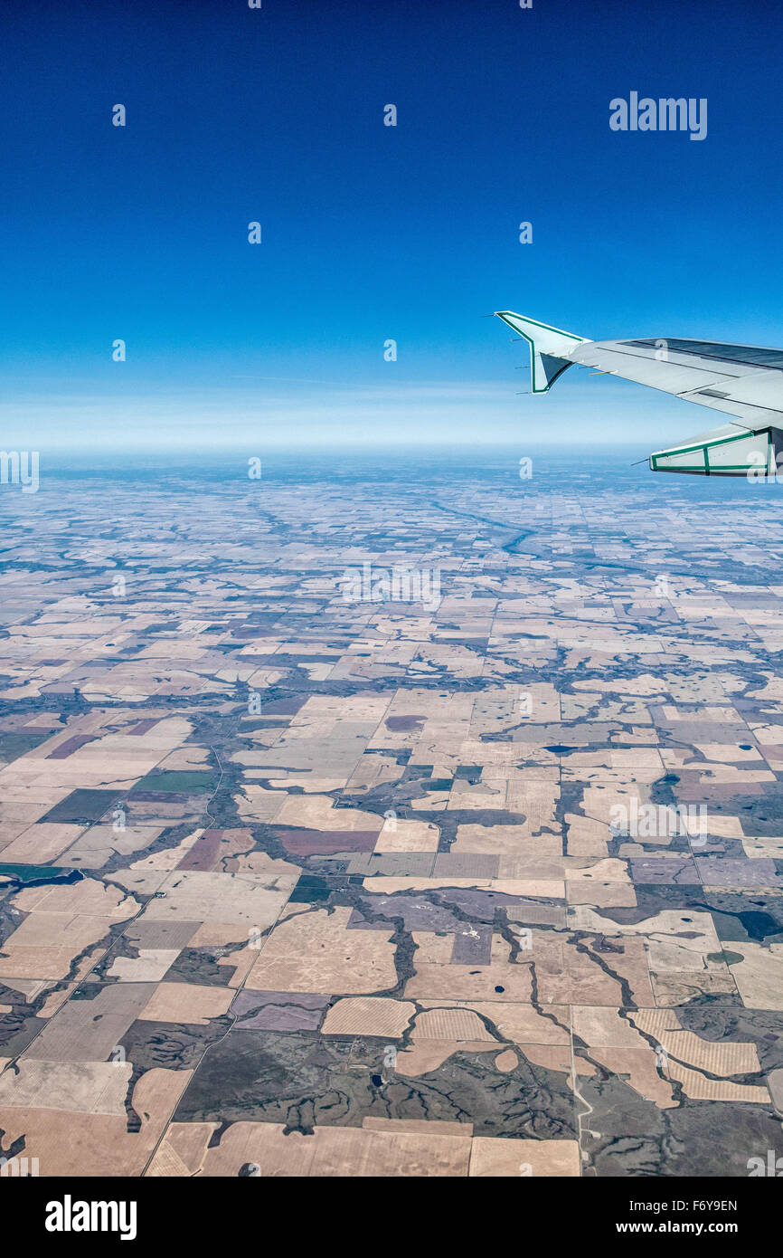 der Blick über den kanadischen Prärien, zeigt das Patchwork für Felder, Pflanzen, Seen und Flüsse und Flügel des Flugzeugs zu fliegen. Stockfoto