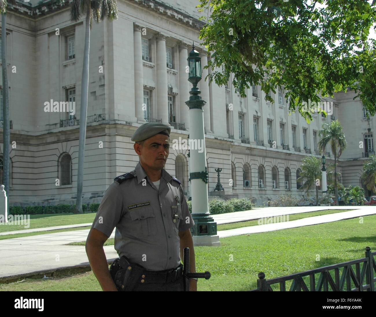 Mitglied der Spezialeinheiten der Polizei in der Hauptstadt Gebäude in Havanna, Kuba Stockfoto