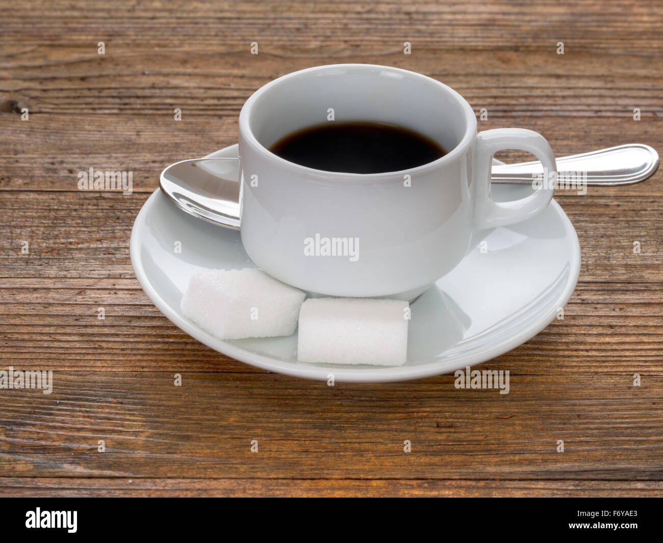 Starken schwarzen Kaffee. Espresso. Weiße Tasse, Untertasse. Stockfoto