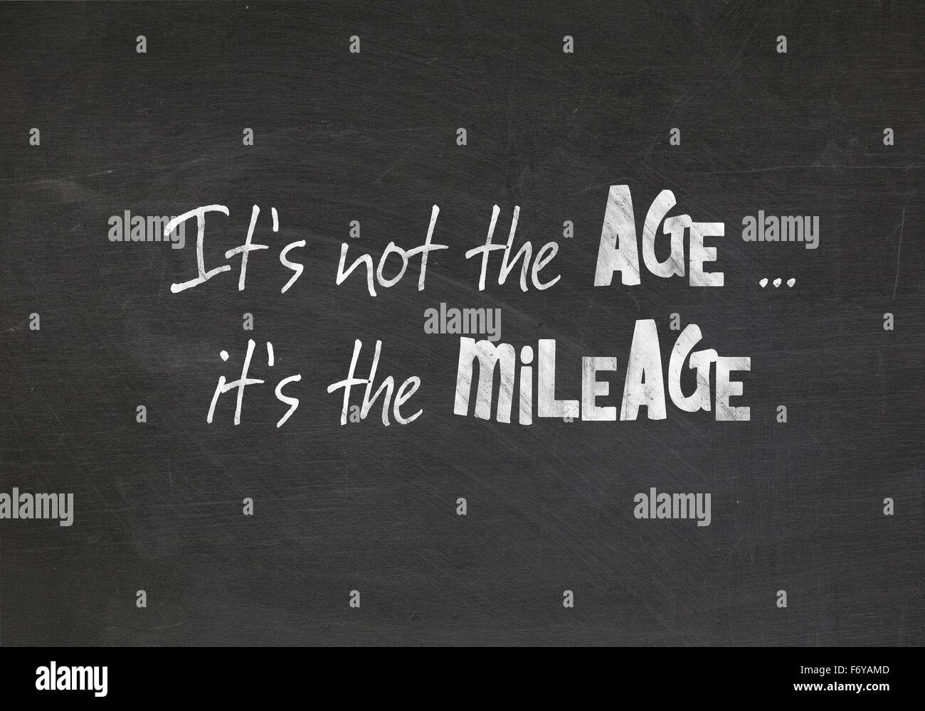 Humorvolles Zitat über das Altern auf staubigen schwarzen Tafel. Stockfoto