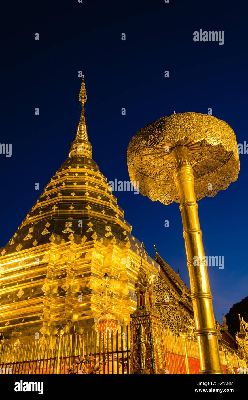 Wat Phrathat Doi Suthep in der Nacht, ist Wahrzeichen der Chiang Mai Provinz von Nordthailand. Stockfoto