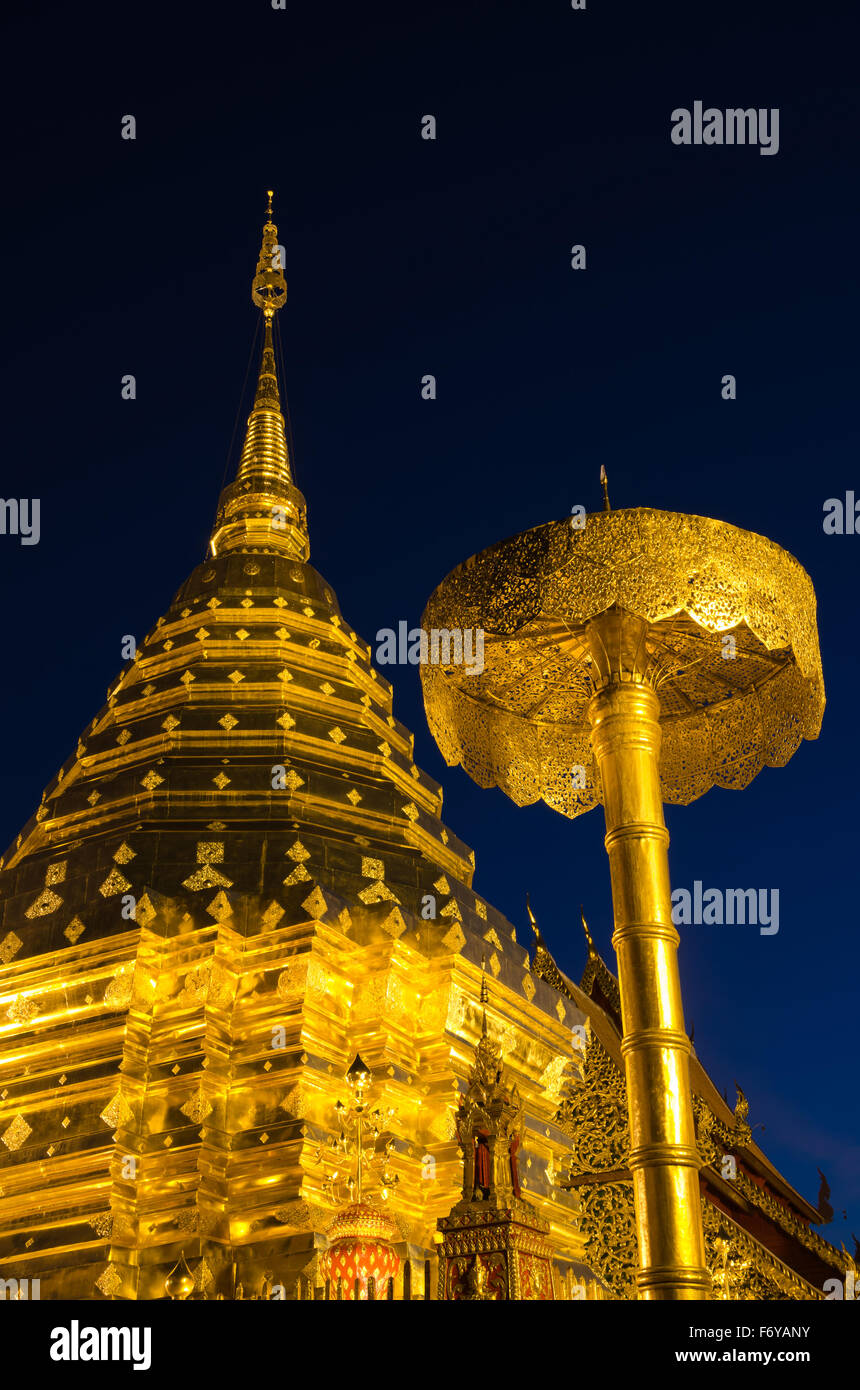 Wat Phrathat Doi Suthep in der Nacht, ist Wahrzeichen der Chiang Mai Provinz von Nordthailand. Stockfoto