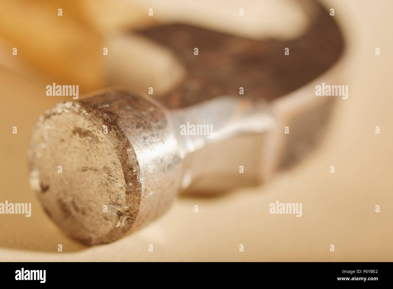 Leiter der ein Zimmermannshammer Stockfoto