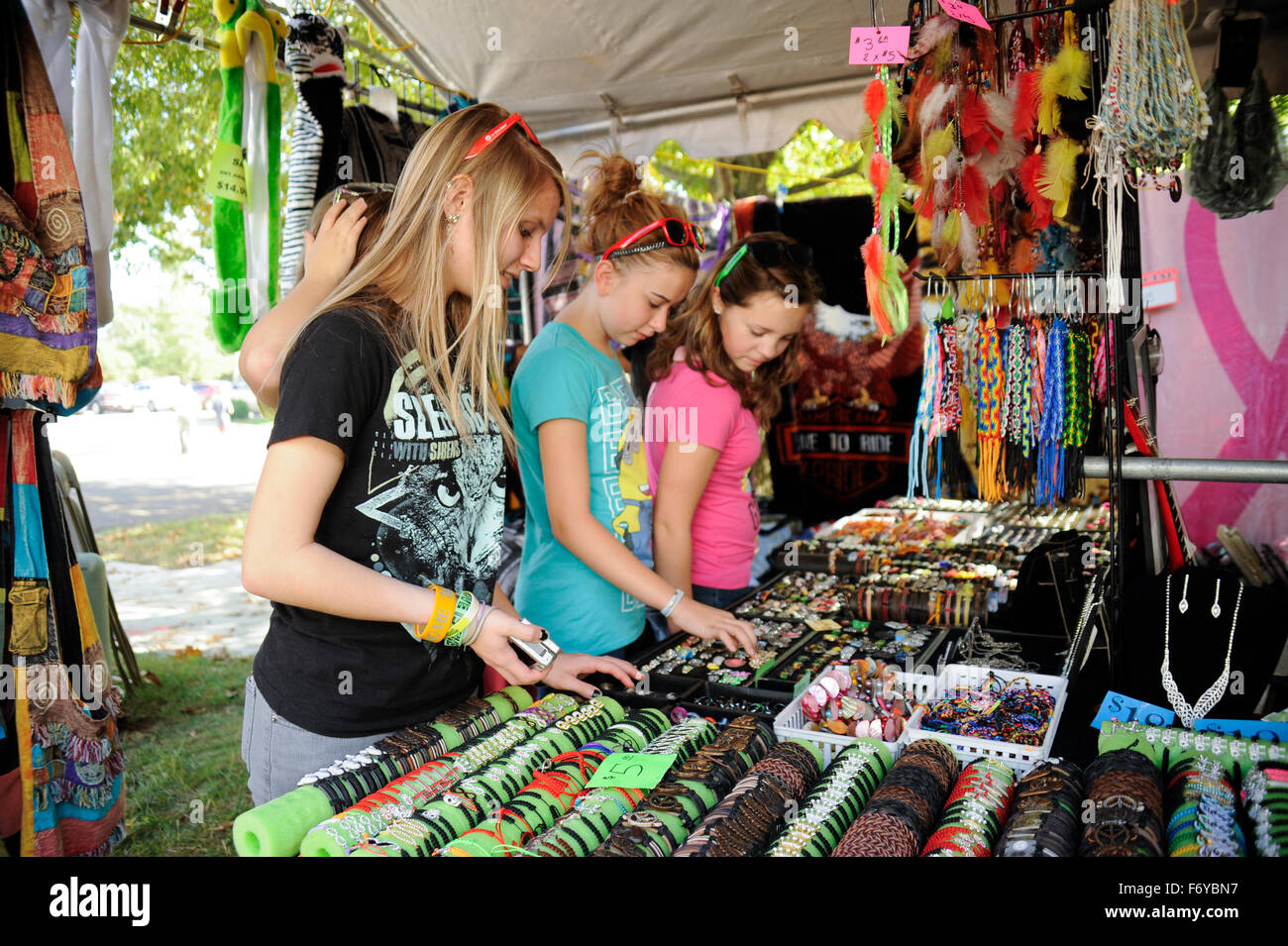 Teen Mädchen kaufen Schmuck beim festival Stockfoto