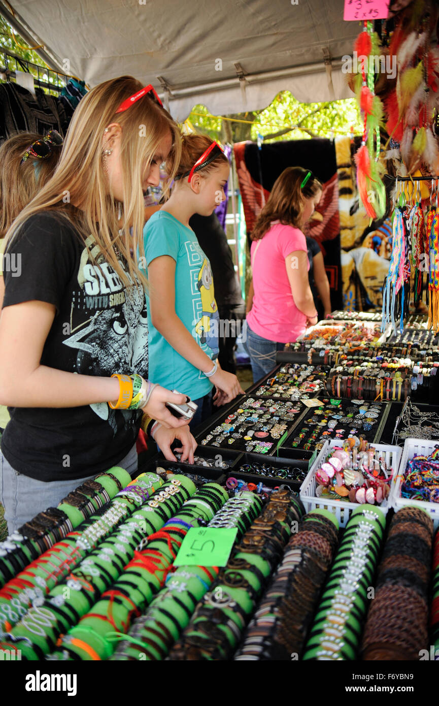 Teen Mädchen kaufen Schmuck beim Festival, Indiana Stockfoto