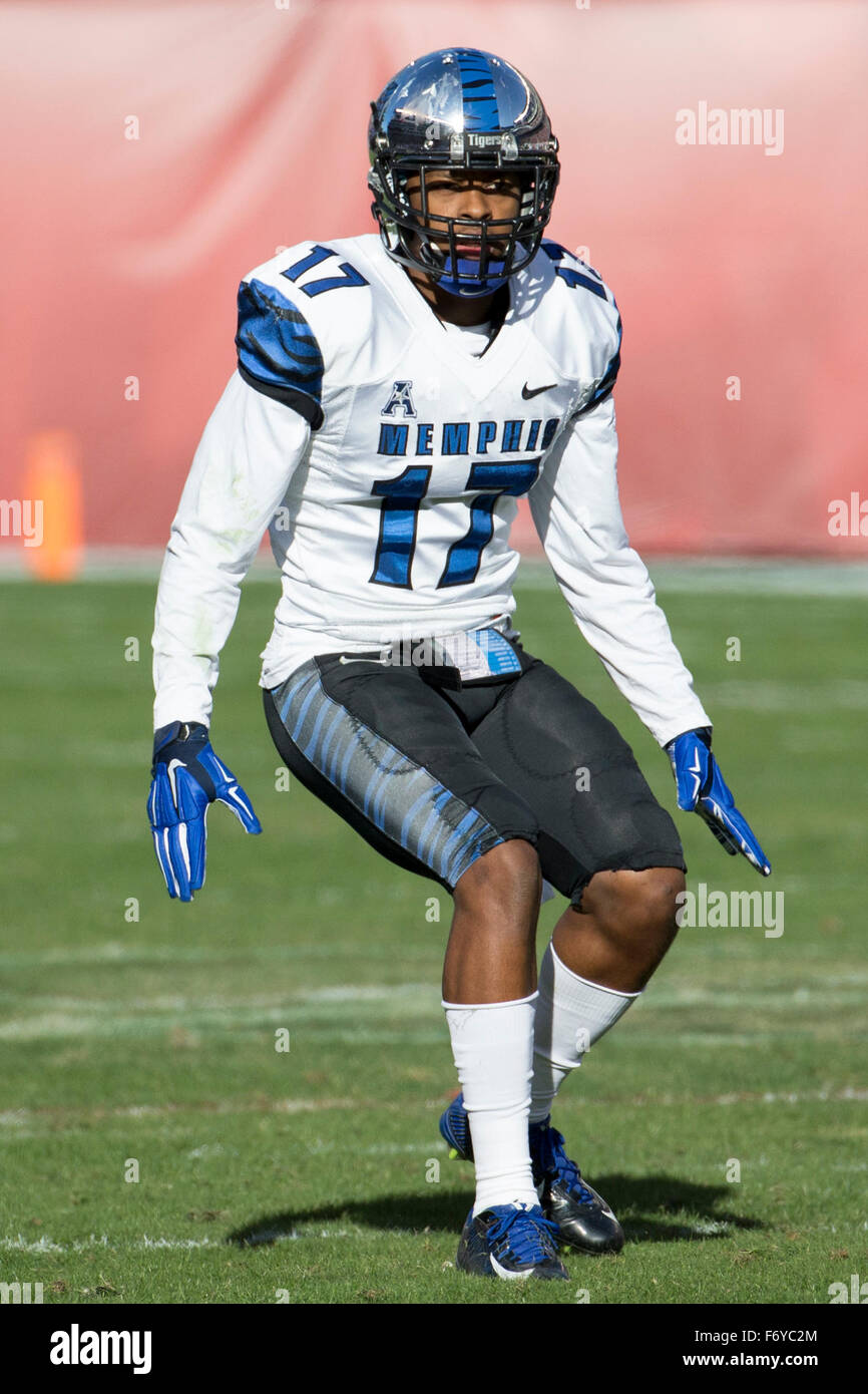 Philadelphia, Pennsylvania, USA. 21. November 2015. Memphis Tigers defensive back Chris Morley (17) in Aktion während der NCAA Football-Spiel zwischen die Memphis Tigers und die Tempel Eulen am Lincoln Financial Field in Philadelphia, Pennsylvania. Die Tempel-Eulen gewann 31-12. Christopher Szagola/CSM/Alamy Live-Nachrichten Stockfoto