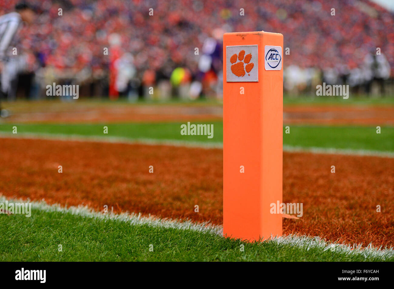 Ein Clemson-Pylon mit dem Tiger Paw-Logo und das ACC-Logo während der NCAA College-Football-Spiel zwischen Wake Forest und Clemson auf Samstag, 21. November 2015 im Memorial Stadium in Clemson, S.C Jacob Kupferman/CSM Stockfoto