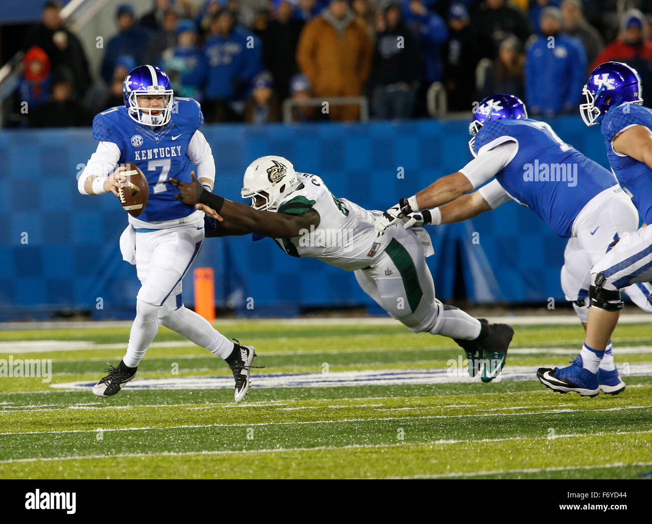 Lexington, KY, USA. 21. November 2015. Kentucky Wildcats Quarterback Drew Barker (7) entkam den Griff der Charlotte 49ers defensive Lineman Larry Ogunjobi (65), wie er für einen Gewinn kletterte, University of Kentucky Wildcats UNC Charlotte 49ers im Commonwealth Stadium in Lexington, Kentucky, Samstag, 21. November 2015 gespielt. Dies ist die zweite Quartal College-Fußball-Action. © Lexington Herald-Leader/ZUMA Draht/Alamy Live-Nachrichten Stockfoto