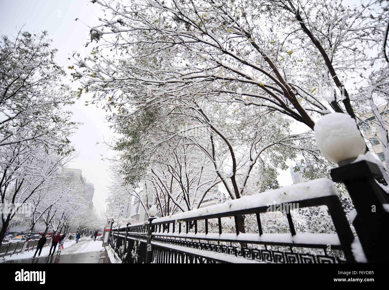 (151122)--HOHHOT, 22. November 2015 (Xinhua)--Menschen zu Fuß auf einer verschneiten Straße in Hohhot, Hauptstadt von Nord-China autonomen Region Innere Mongolei, 22. November 2015. Starker Schneefall traf ein riesiges Gebiet von Nord-China am Sonntag, den Verkehr in Peking, Tianjin und autonomen Region Innere Mongolei zu stören. (XinHhua/Lian Zhen) (wf) Stockfoto