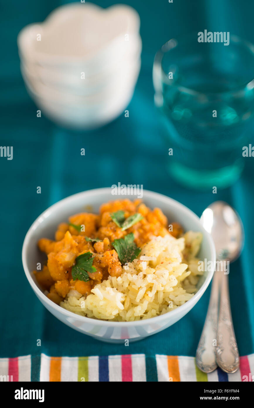 Nahaufnahme von traditionellen indischen Kürbis curry mit Kichererbsen und Reis Stockfoto