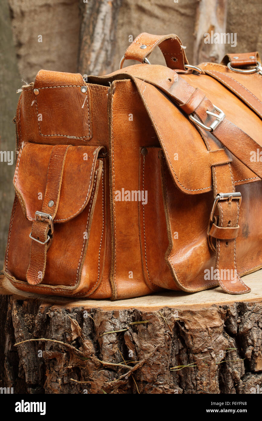 Tasche auf hölzernen Hintergrund Stockfoto