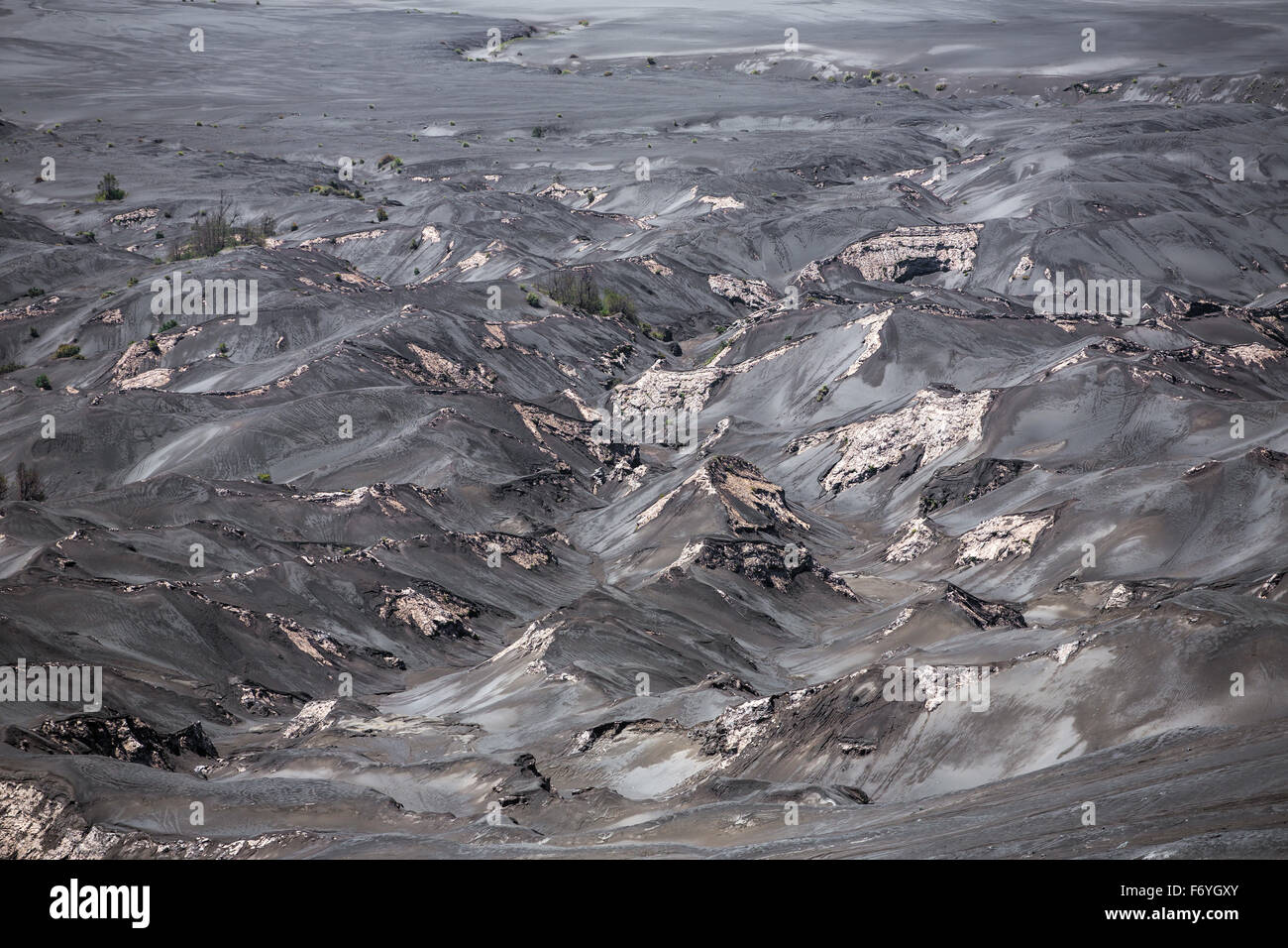 Luftaufnahme von Sandmeer Bromo Tengger Caldera. Mount Bromo liegt in der Mitte eine weite Ebene, genannt die "Sea of Sand" Stockfoto
