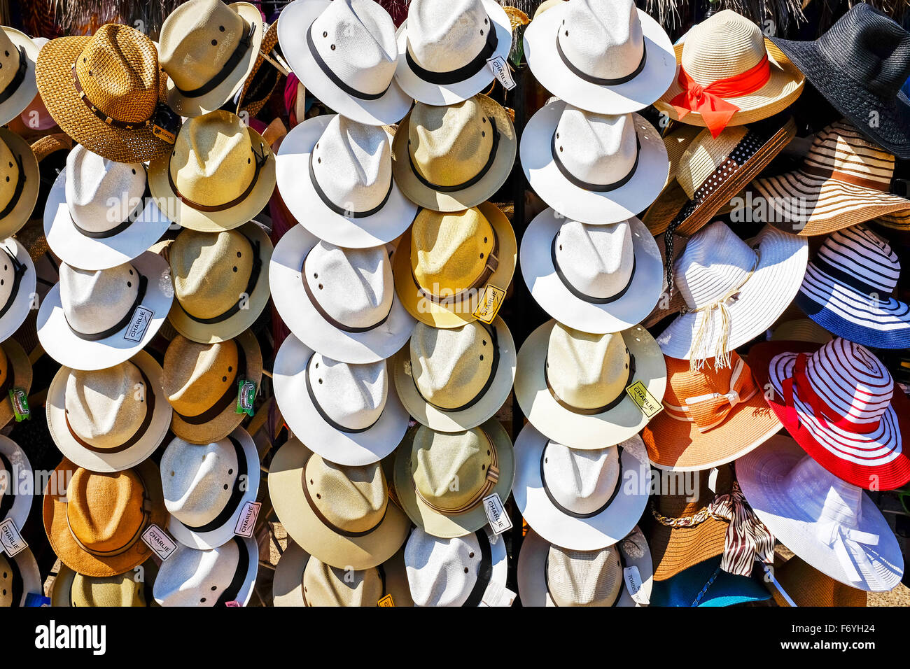 Trachtenhüte auf Verkauf in Puerto Vallarta, Mexiko Stockfoto