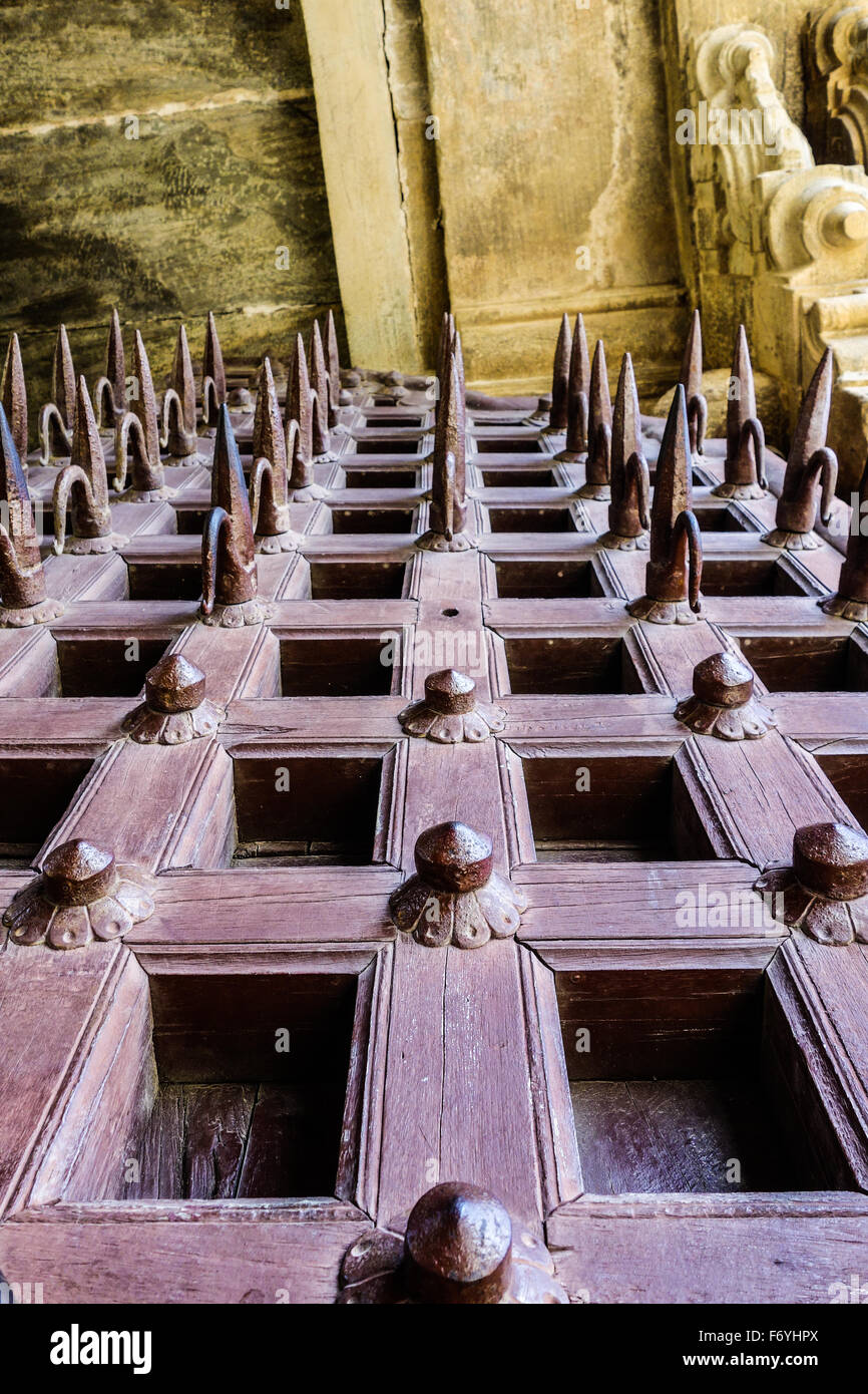 Metall-spikes auf den Haupteingang des Mehrangarh Fort um den Vormarsch der Elefanten zu verhindern. Stockfoto