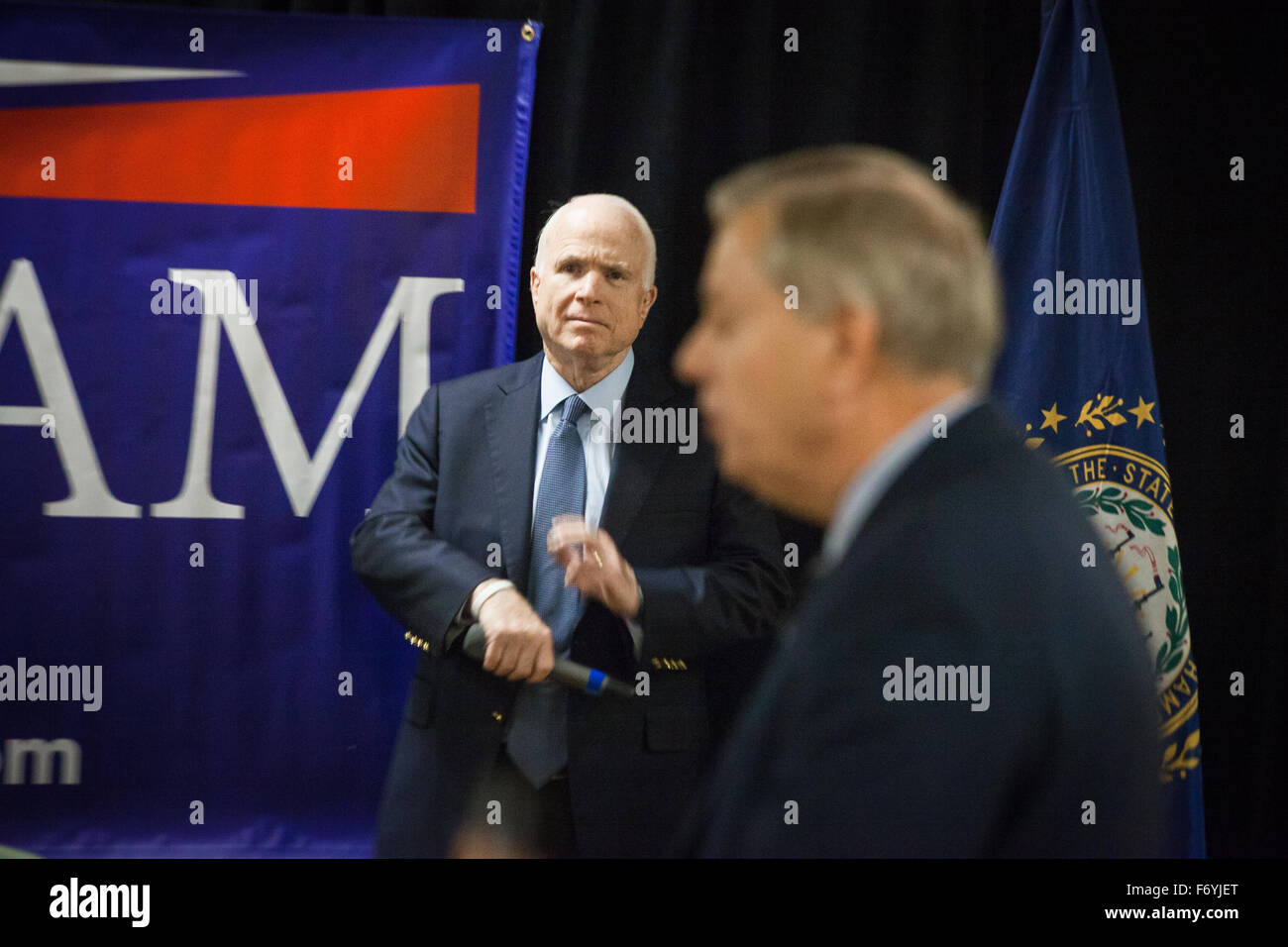 Hudson, Vereinigte Staaten von Amerika. 20. November 2015. Republikanische Präsidentschaftskandidat Senator Lindsey Graham (R-S. (C.) Kampagnen zusammen mit Senator John McCain (R -ARIZ) bei American Legion Post 48. © Lukas William Pasley/Pacific Press/Alamy Live-Nachrichten Stockfoto