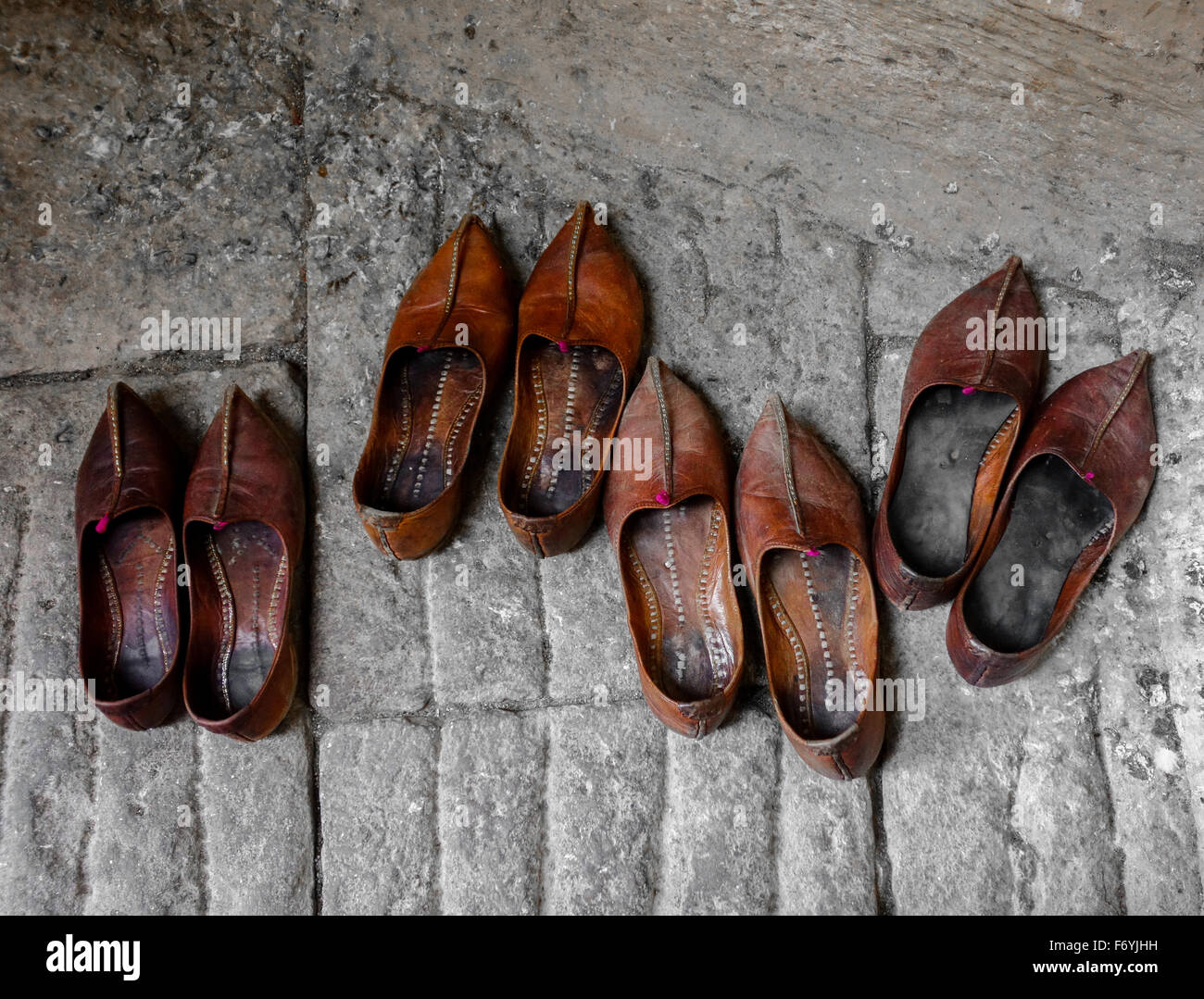 Vier Paare von traditionellen Rajasthani Schuhe (jooti) auf dem Boden gehalten. Stockfoto