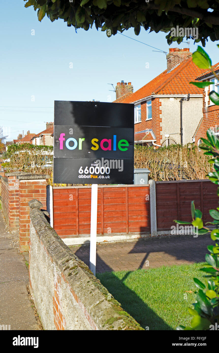 Ein For Sale Schild an einer Immobilie in Hellesdon, Norfolk, England, Vereinigtes Königreich. Stockfoto