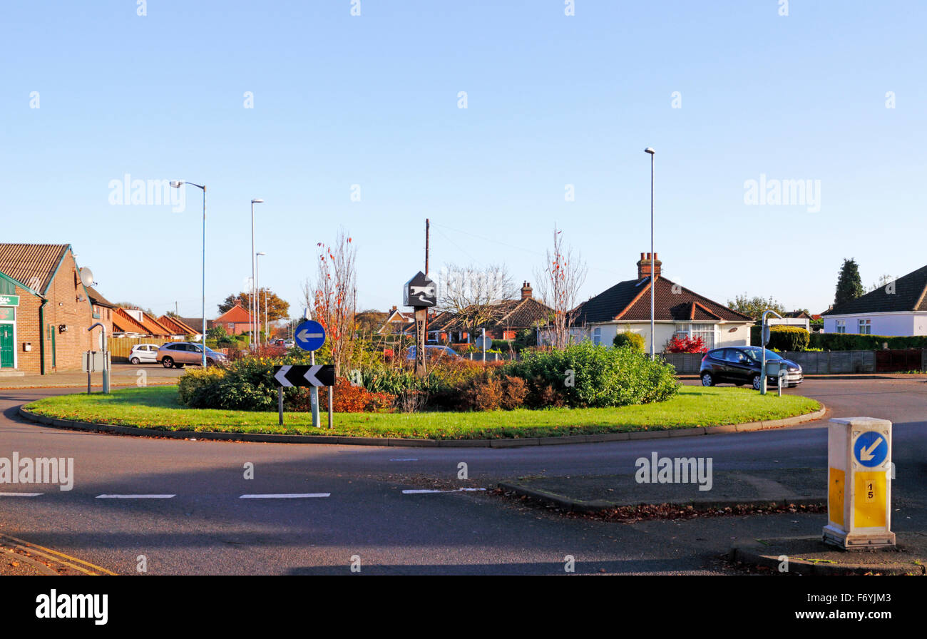 Ein Kreisverkehr mit Ortsschild an Hellesdon, Norfolk, England, Vereinigtes Königreich. Stockfoto