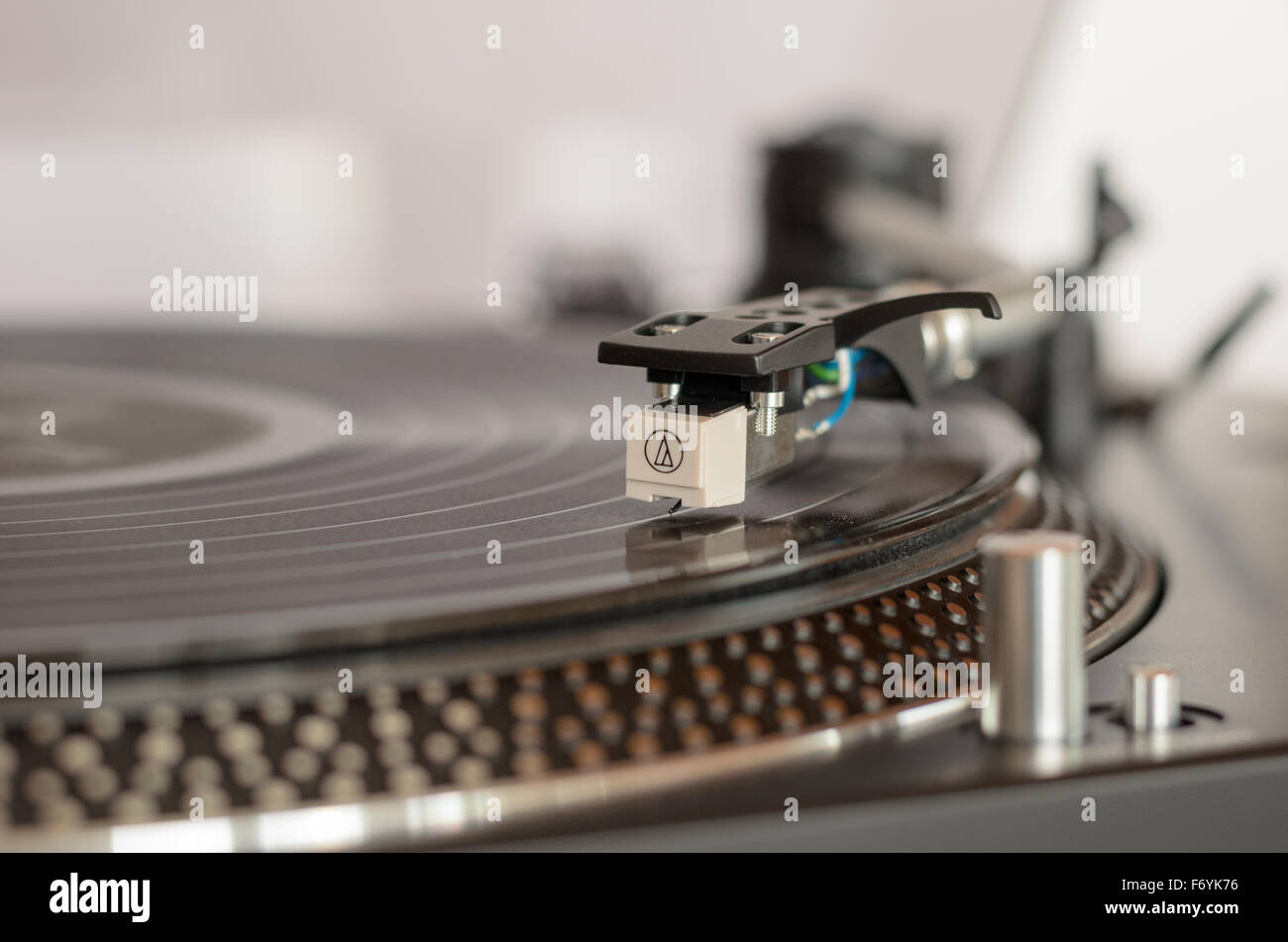 Nahaufnahme einer Retro-Drehscheibe während des Spielens einer Vinyl-Schallplatte Stockfoto