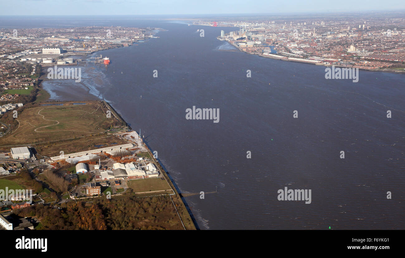 Luftbild von der Mündung des Flusses Mersey mit dem Wirral und Liverpool am gegenüberliegenden Ufer, Merseyside, UK Stockfoto