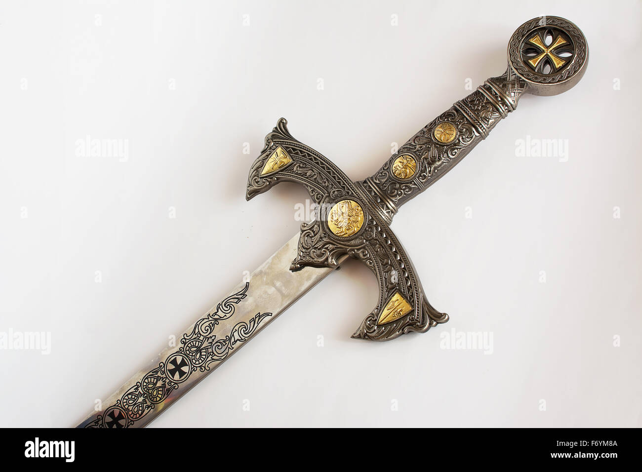 Deteil mittelalterliches Schwert auf weißem Hintergrund Stockfoto