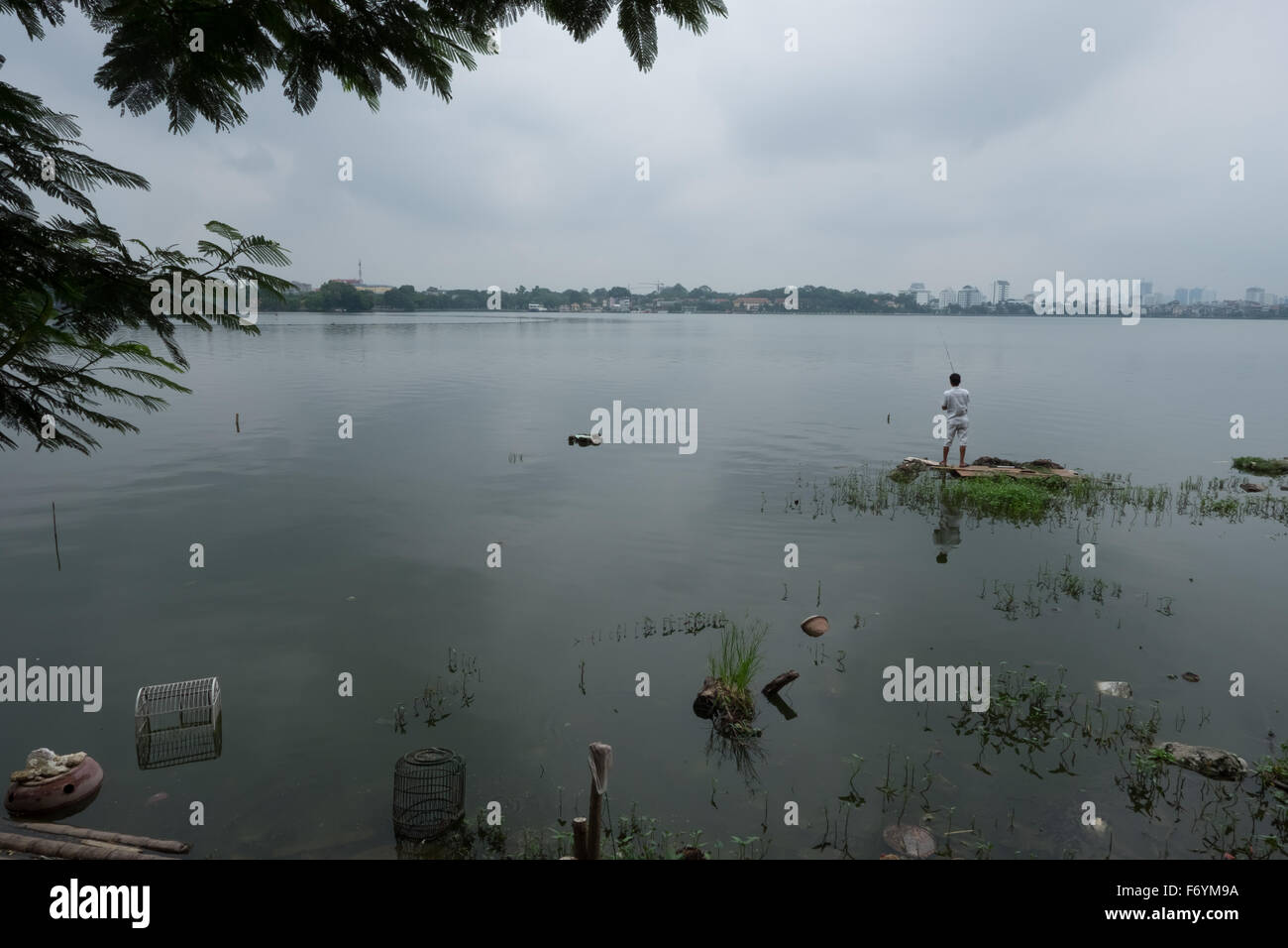 Angeln in Hanoi, Vietnam - Westsee Stockfoto