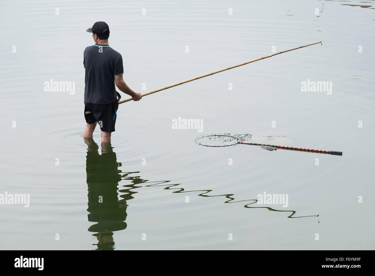 Ein Mann Angeln in West Lake in der Hauptstadt von Vietnam - Hanoi Stockfoto
