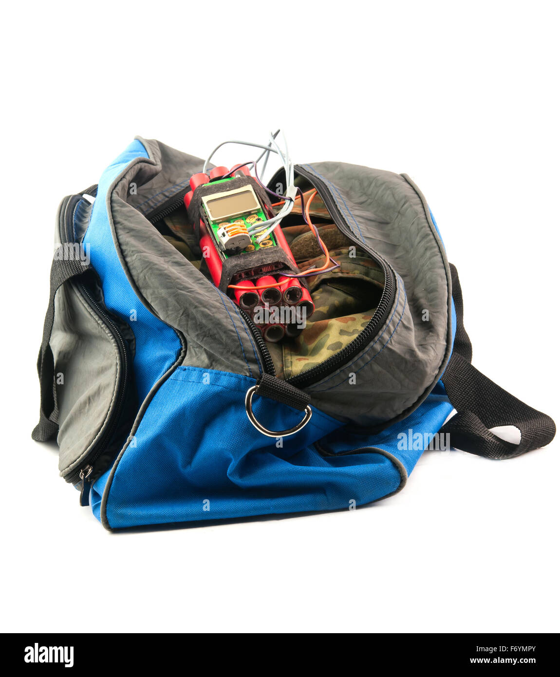 Zeitbombe mit Zünder ist in Tasche isoliert auf weiss Stockfoto