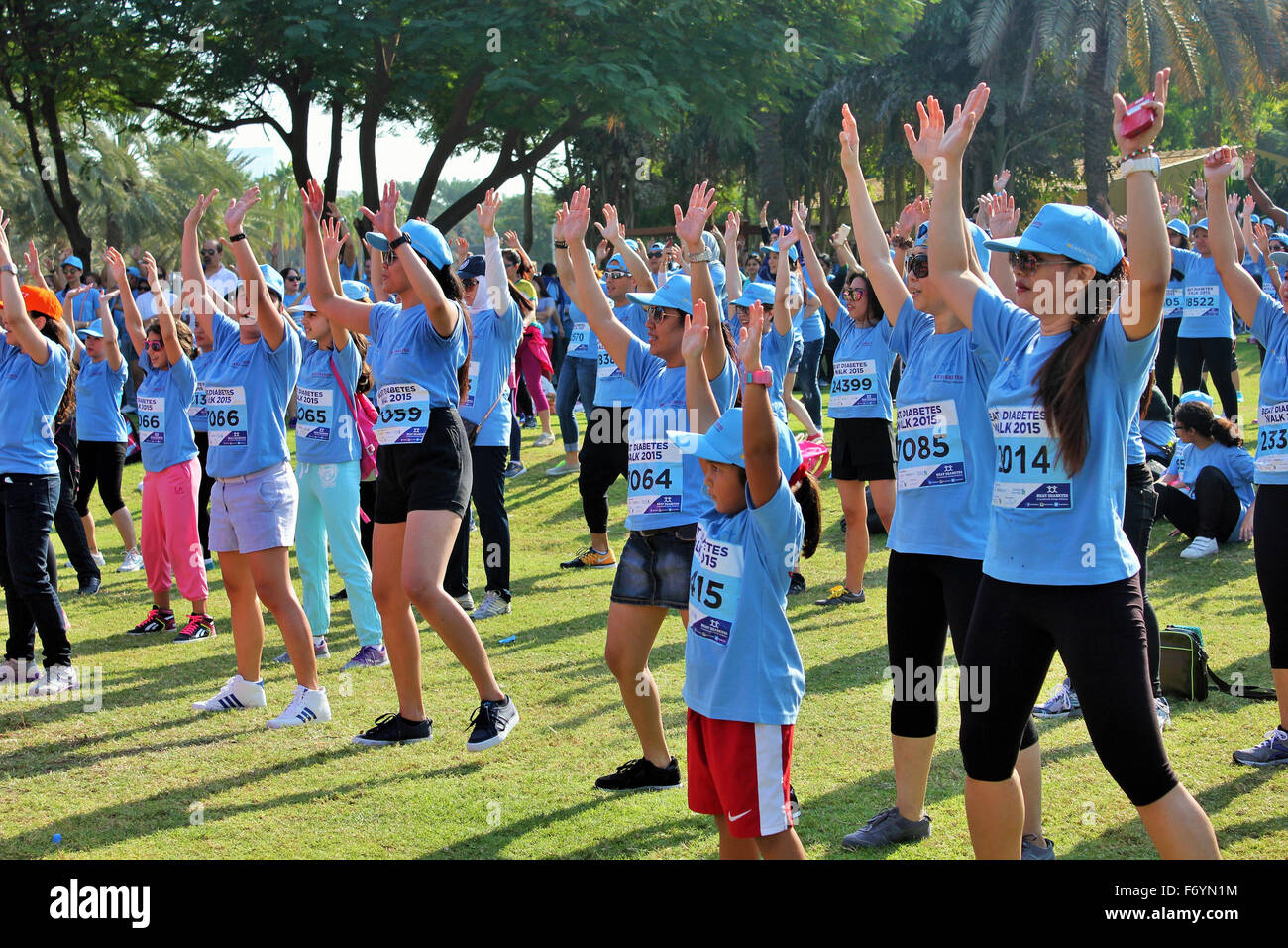 Dubai, Vereinigte Arabische Emirate. 20. November 2015. Fitness-Herausforderungen, Yogastunden und GX Klassen während der "Beat Diabetes Walk 2015". © Robert Oswald Alfiler/Pacific Press/Alamy Live-Nachrichten Stockfoto