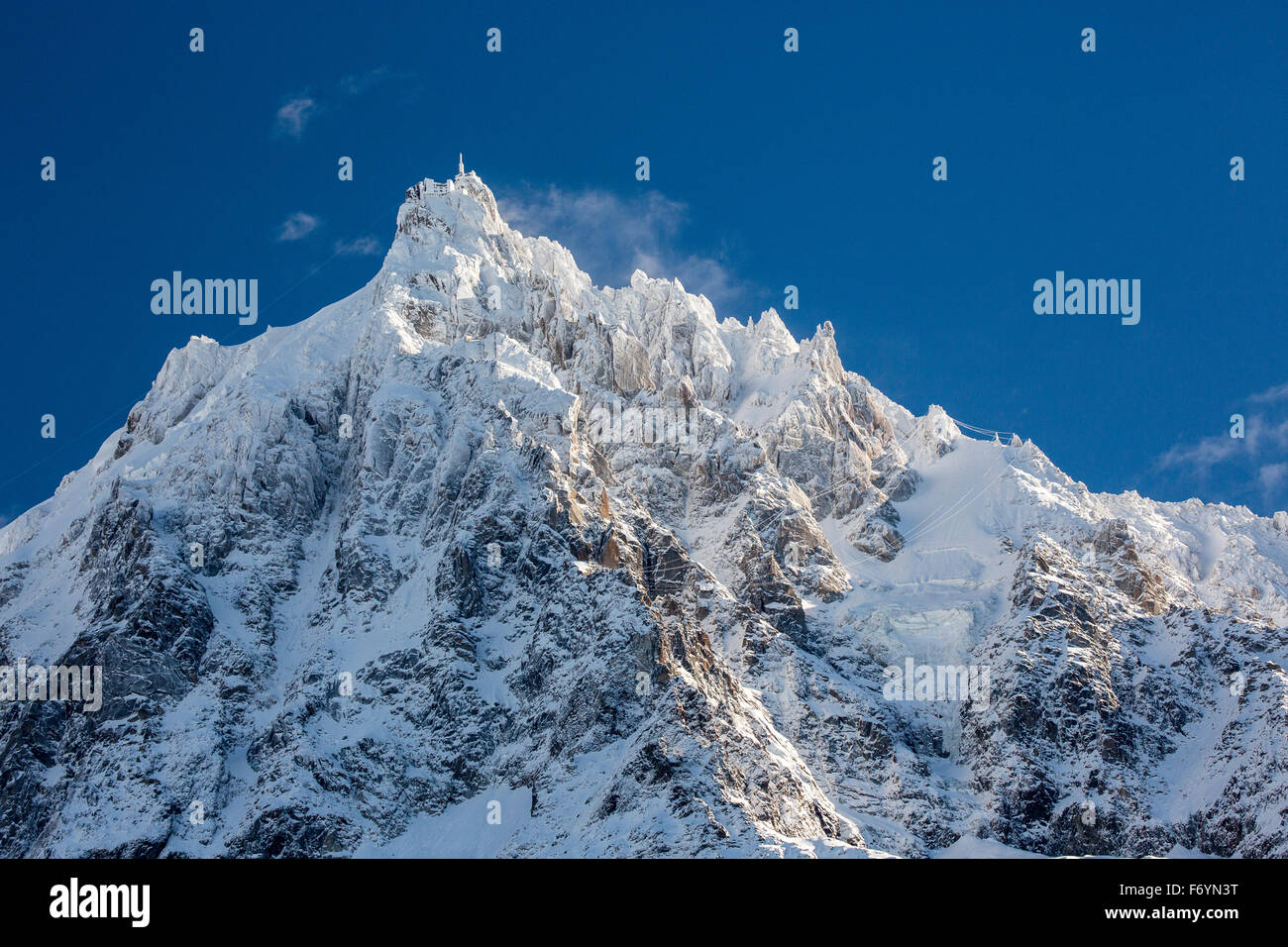 Alpen, Frankreich. 22. November 2015. Die Seilbahn Aiguille du Midi ist Station mit einem frischen Überzug aus Schnee verputzt ist, wie der Himmel löscht. Der erste Schneesturm des Winters brachte willkommen Schnee den französischen Alpen an diesem Wochenende mit bis zu 50 cm in den Städten und mehr als 100 cm fallen auf den höheren hängen. Ski Resort Städte wie Chamonix-Mont-Blanc feierten die Ankunft des Winters. Bildnachweis: Genyphyr Novak/Alamy Live-Nachrichten Stockfoto