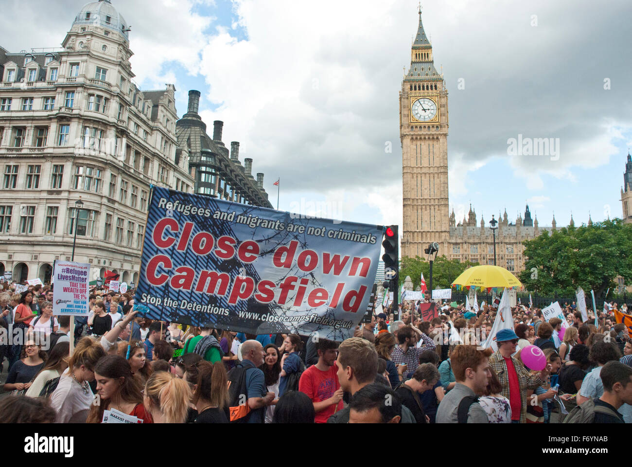 Fugees sind hier willkommen" Demonstration. Plakate gehören "Schließen" (Internierungslager campsfield). Big Ben im Hintergrund Stockfoto