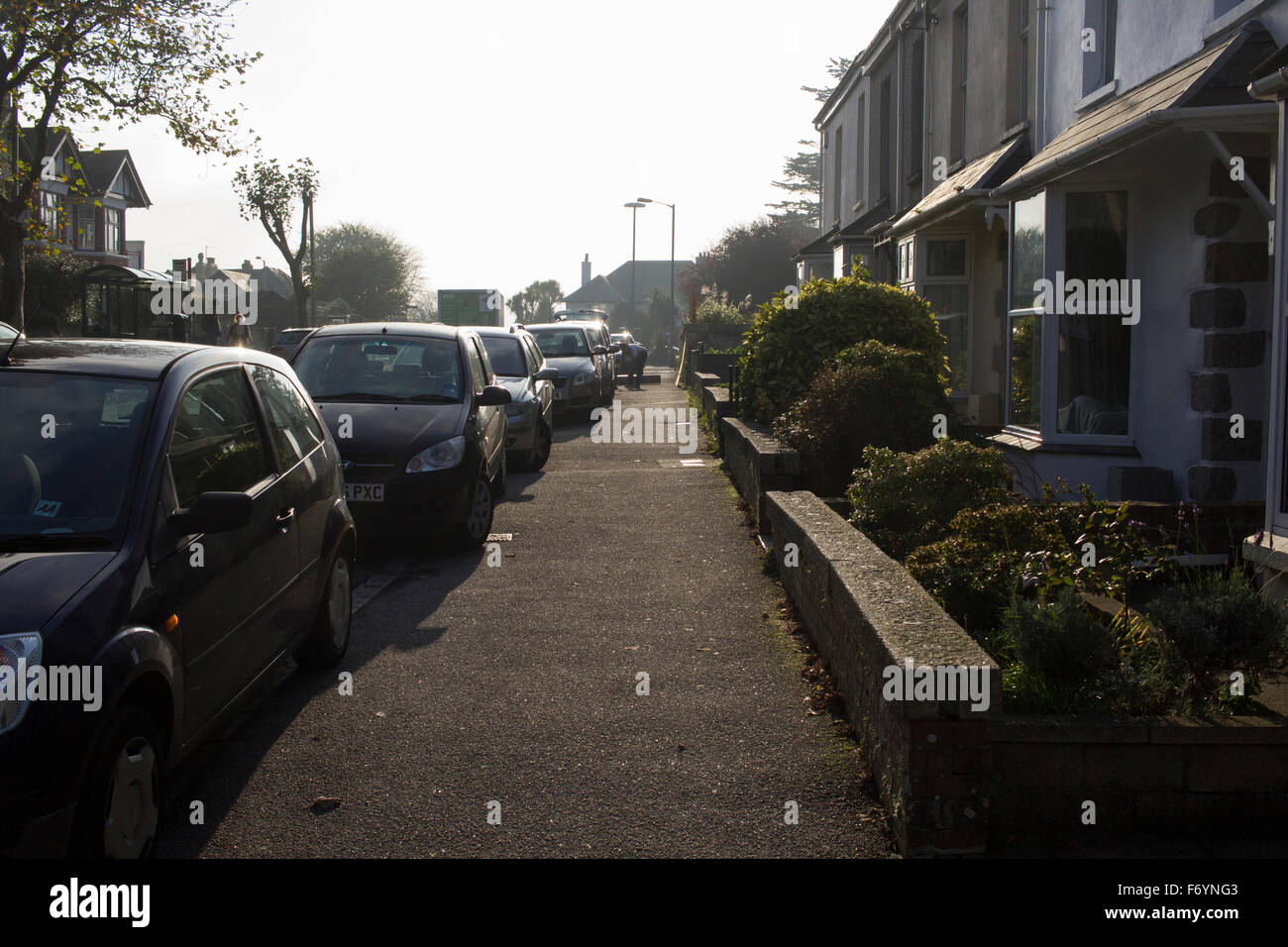 Eine Schlange von Autos geparkt auf dem Bürgersteig Killigrew Street, Falmouth.  1. November 2015. Stockfoto