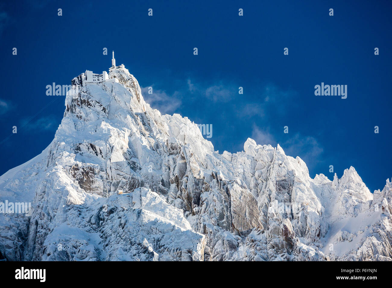 Alpen, Frankreich. 22. November 2015. Die Seilbahn Aiguille du Midi ist Station mit einem frischen Überzug aus Schnee verputzt ist, wie der Himmel löscht. Der erste Schneesturm des Winters brachte willkommen Schnee den französischen Alpen an diesem Wochenende mit bis zu 50 cm in den Städten und mehr als 100 cm fallen auf den höheren hängen. Ski Resort Städte wie Chamonix-Mont-Blanc feierten die Ankunft des Winters. Bildnachweis: Genyphyr Novak/Alamy Live-Nachrichten Stockfoto