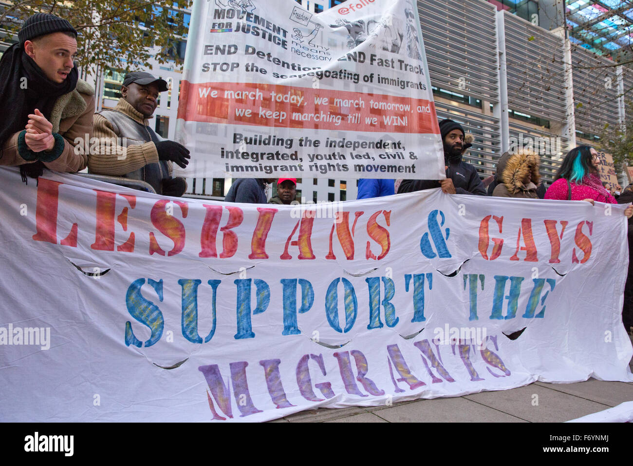 London, UK. 21. November 2015. Aktivisten von Lesben und Schwulen unterstützen den Migranten und der Bewegung für Gerechtigkeit Protest vor dem Innenministerium gegen das Zuwanderungsgesetz. Bildnachweis: Mark Kerrison/Alamy Live-Nachrichten Stockfoto