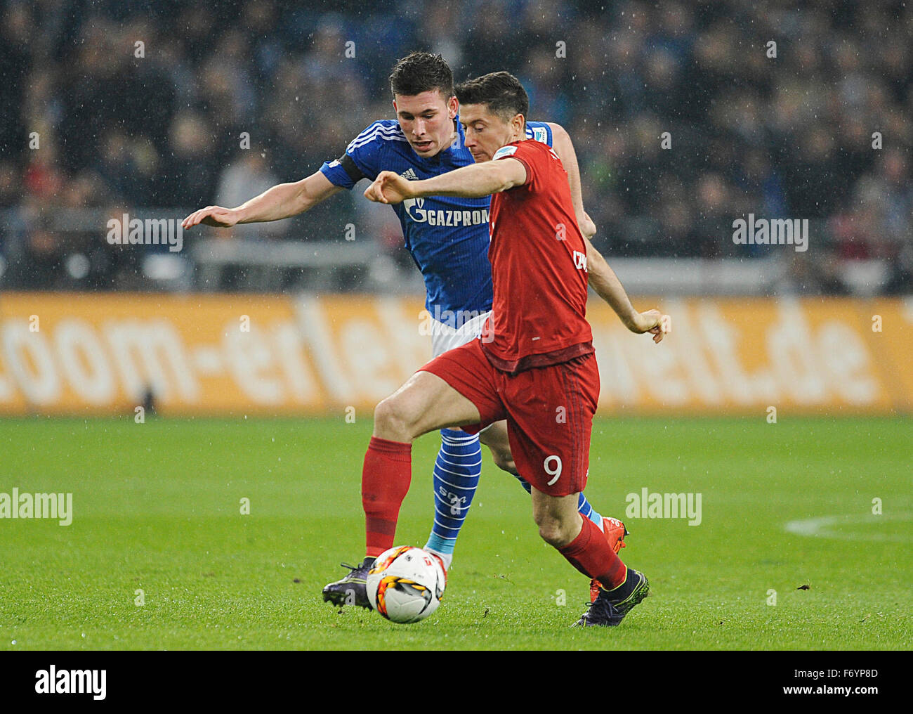 21.11.2015, Veltins-Arena Gelsenkirchen, Deutschland, 1. Fußball Bundesliga, Spieltag 13., FC Schalke 04 (S04) Vs FC Bayern München (Muenchen, Munchen, FCB)---Pierre-Emile Hojbjerg (S04), Robert Lewandowski (FCB) Stockfoto