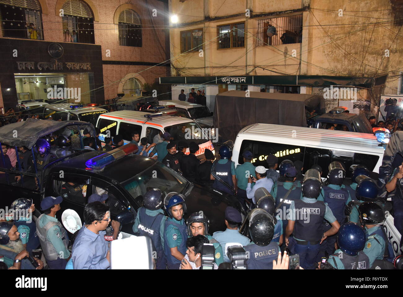 Dhaka, Bangladesch. 22. November 2015. Krankenwagen, die angeblich tragen die Leichen von Bangladesh Nationalist Party Leader Salahuddin Quader Chowdhury und Jamaat-e-Islami Secretary General Ali Ahsan Mohammad Mujahid, nachdem sie wegen Kriegsverbrechen hingerichtet wurden verpflichtet, während des Unabhängigkeitskrieges 1971 von Bangladesch. Bildnachweis: Mamunur Rashid/Alamy Live-Nachrichten Stockfoto