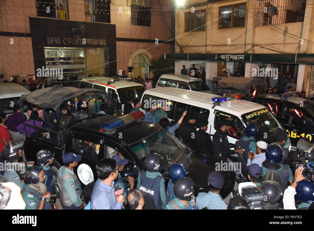 Dhaka, Bangladesch. 22. November 2015. Krankenwagen, die angeblich tragen die Leichen von Bangladesh Nationalist Party Leader Salahuddin Quader Chowdhury und Jamaat-e-Islami Secretary General Ali Ahsan Mohammad Mujahid, nachdem sie wegen Kriegsverbrechen hingerichtet wurden verpflichtet, während des Unabhängigkeitskrieges 1971 von Bangladesch. Bildnachweis: Mamunur Rashid/Alamy Live-Nachrichten Stockfoto