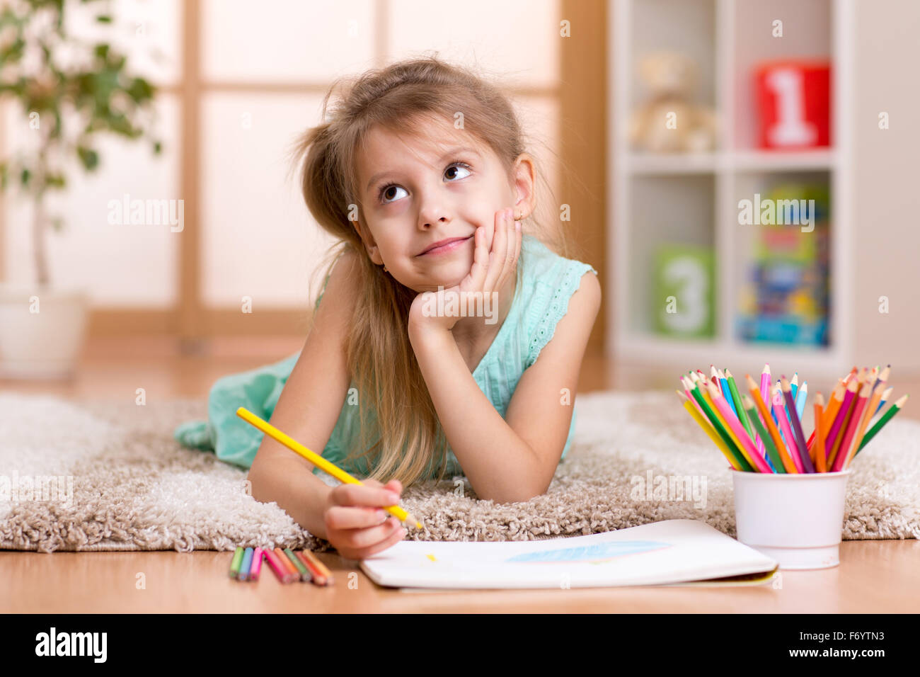 verträumte Kind Mädchen zeichnen mit Farbstiften Stockfoto