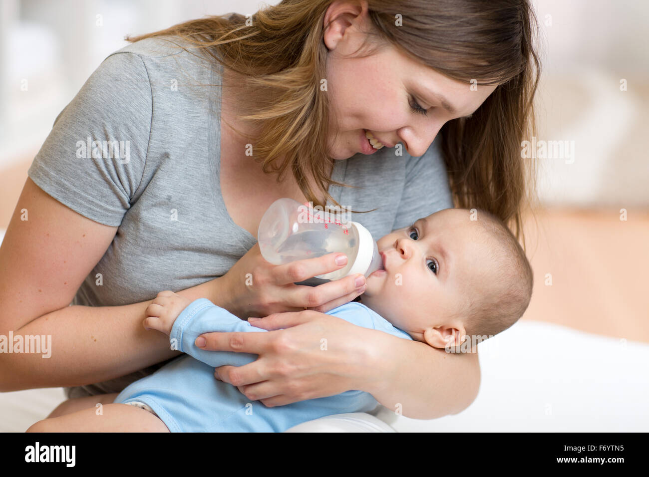 Mutter gibt, Baby Wasser zu trinken Stockfoto