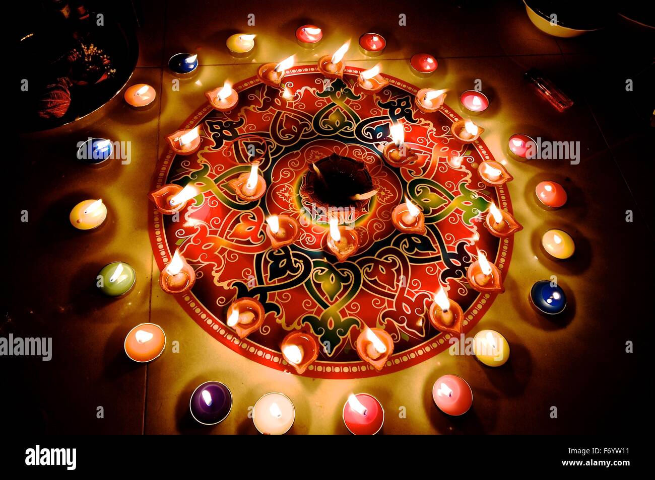 Diwali Rangoli mit bunten brennende Kerzen und Diyas während hindu Festivals in Indien Stockfoto