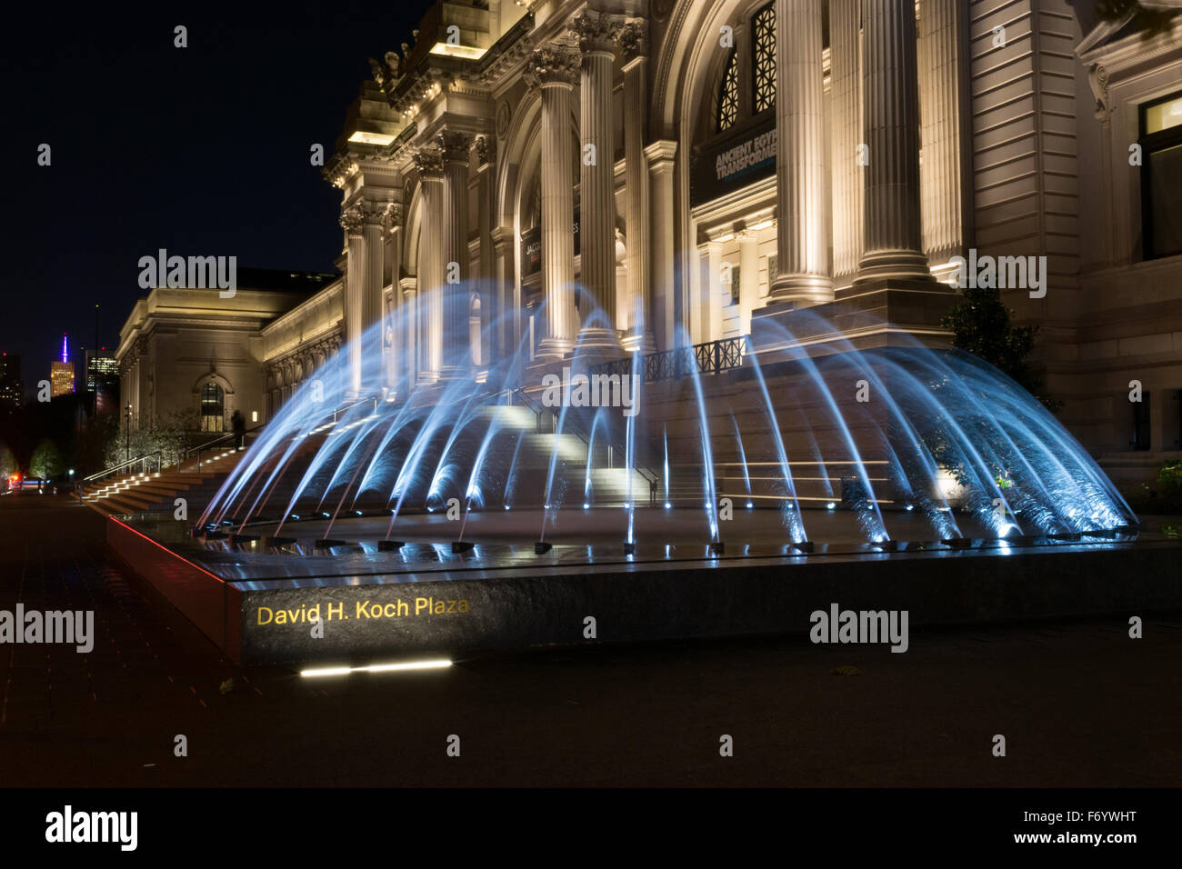 David H Koch Plaza erstreckt sich über vier Häuserblocks, die MET einnimmt und Funktionen, die zwei neue Brunnen für die Öffentlichkeit im Jahr 2014 zugänglich Stockfoto