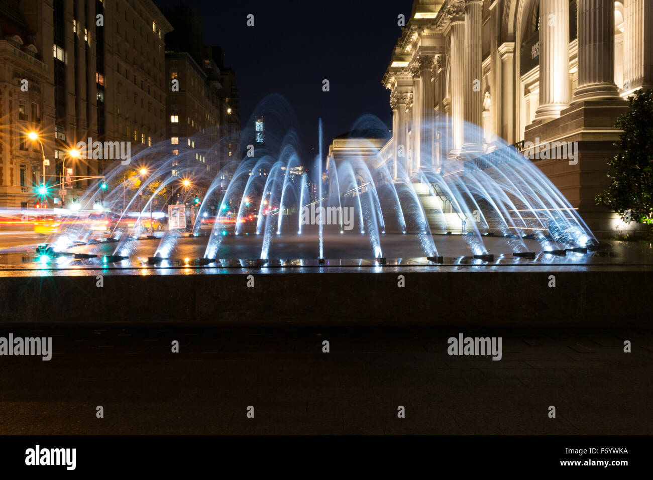 David H Koch Plaza erstreckt sich über vier Häuserblocks, die MET einnimmt und Funktionen, die zwei neue Brunnen für die Öffentlichkeit im Jahr 2014 zugänglich Stockfoto