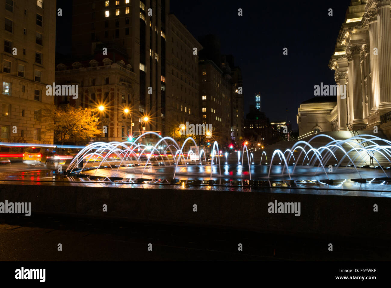 David H Koch Plaza erstreckt sich über vier Häuserblocks, die MET einnimmt und Funktionen, die zwei neue Brunnen für die Öffentlichkeit im Jahr 2014 zugänglich Stockfoto