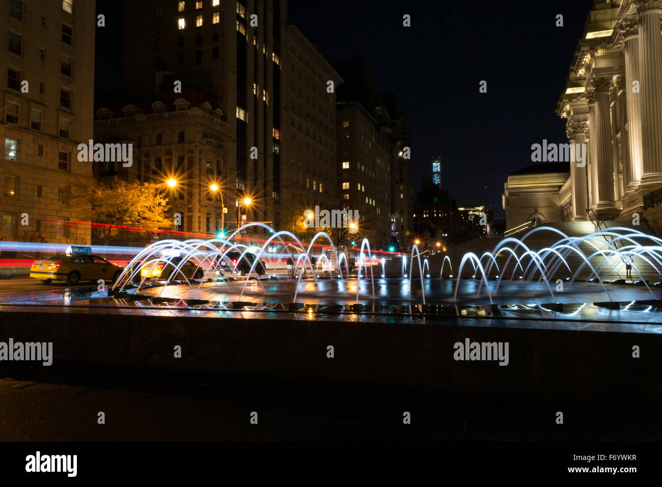 David H Koch Plaza erstreckt sich über vier Häuserblocks, die MET einnimmt und Funktionen, die zwei neue Brunnen für die Öffentlichkeit im Jahr 2014 zugänglich Stockfoto